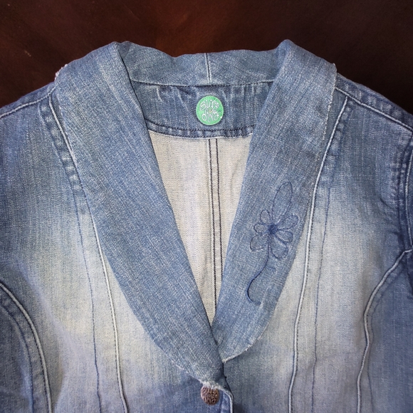 Surf Diva | Vintage-Inspired Fitted Denim Jacket with Snap Buttons - Picture 5 of 9